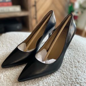 Naturalizer Black Wide Size 7.5 Anna Leather Pump with Pointed Toe